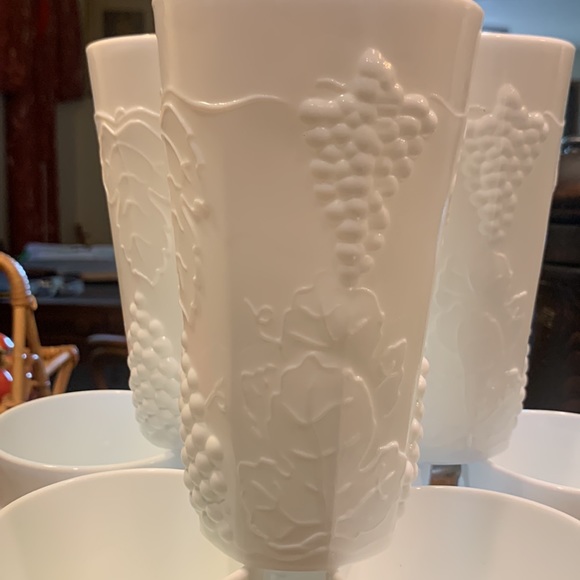 SET OF 8 MILK GLASS TUMBLERS ,GRAPE VINE PATTERN - Picture 4 of 9